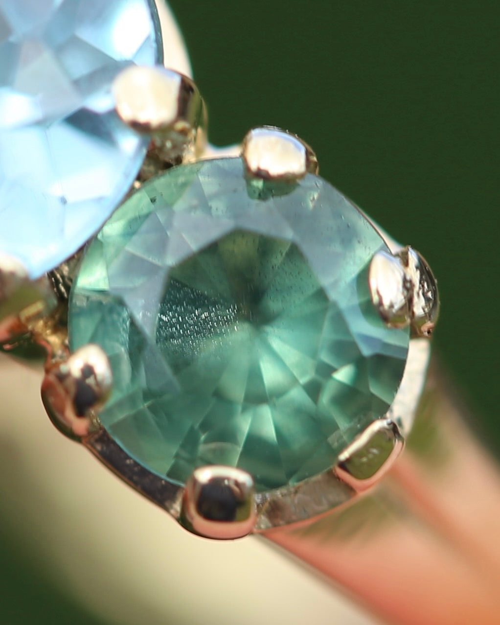 1.65ct Blue Zircon and 0.97ct Parti Sapphire Trilogy, 9ct Yellow Gold, size R1/2 or 8.75