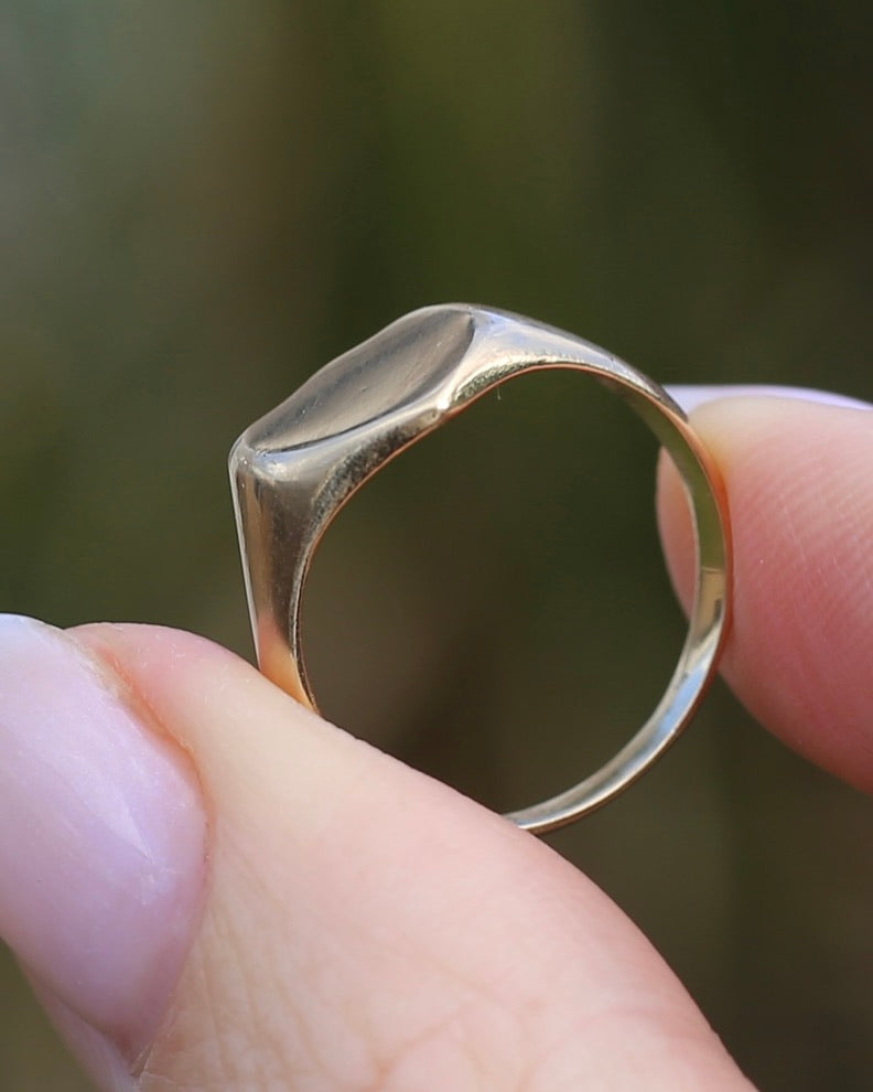Vintique 15ct Shield Signet Ring, size L1/2 or just over 6, might feel half a size smaller due to width, 3.47g