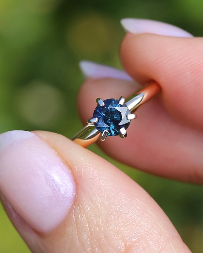 0.8ct Natural Teal Blue Sapphire in 14ct 6 Claw White Gold Setting on 14ct Yellow Gold Band, size N1/2 or just under 7, 2.51g