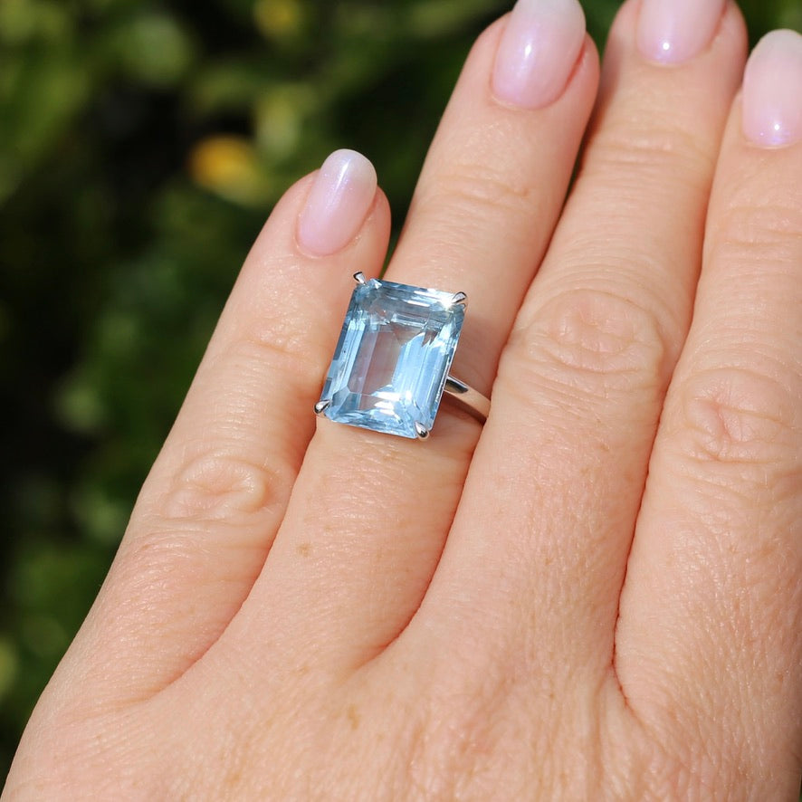 Stunning 15.41ct Emerald Cut Blue Topaz in 14ct White Gold Ring, size L or 5.5