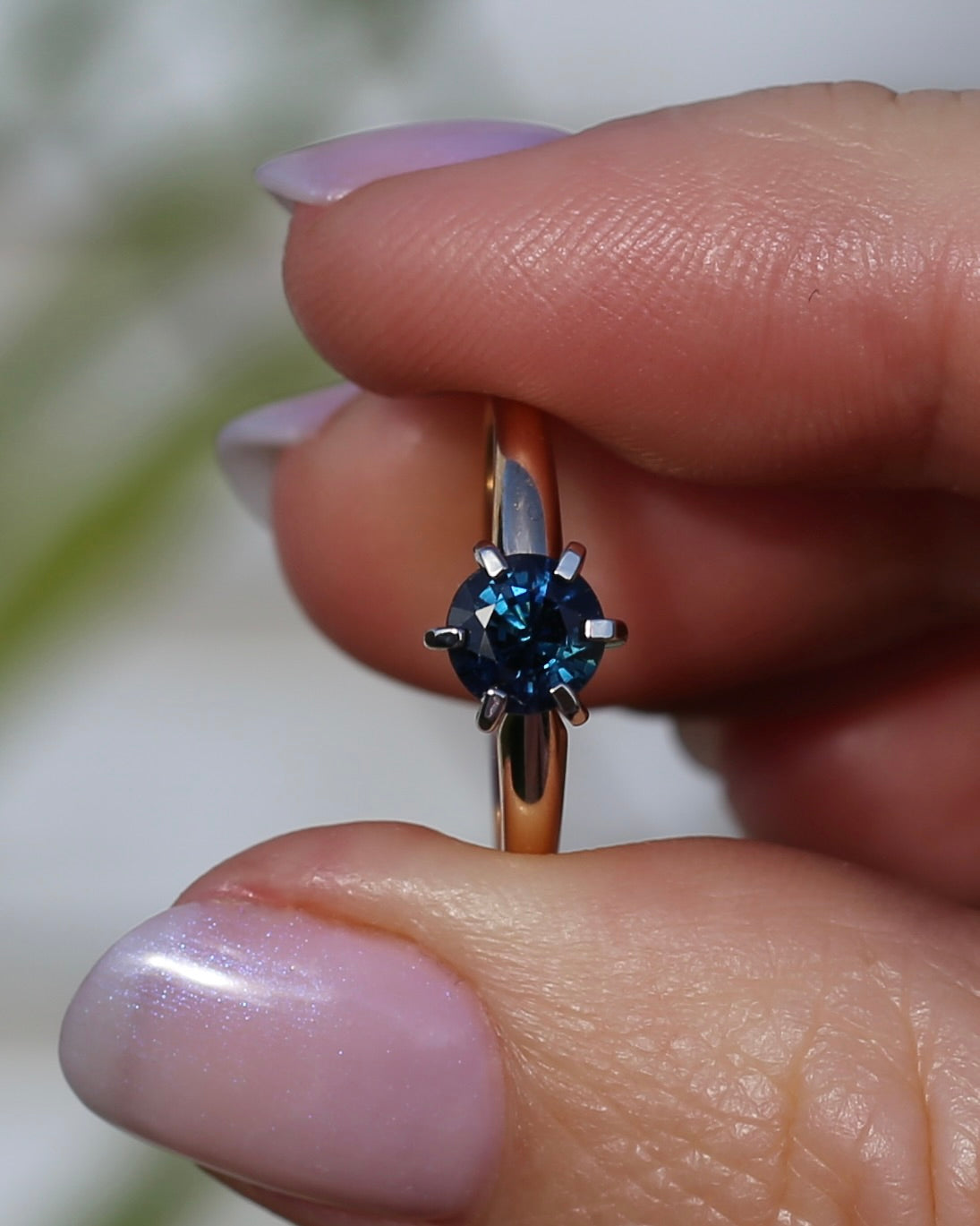 0.8ct Natural Teal Blue Sapphire in 14ct 6 Claw White Gold Setting on 14ct Yellow Gold Band, size N1/2 or just under 7, 2.51g