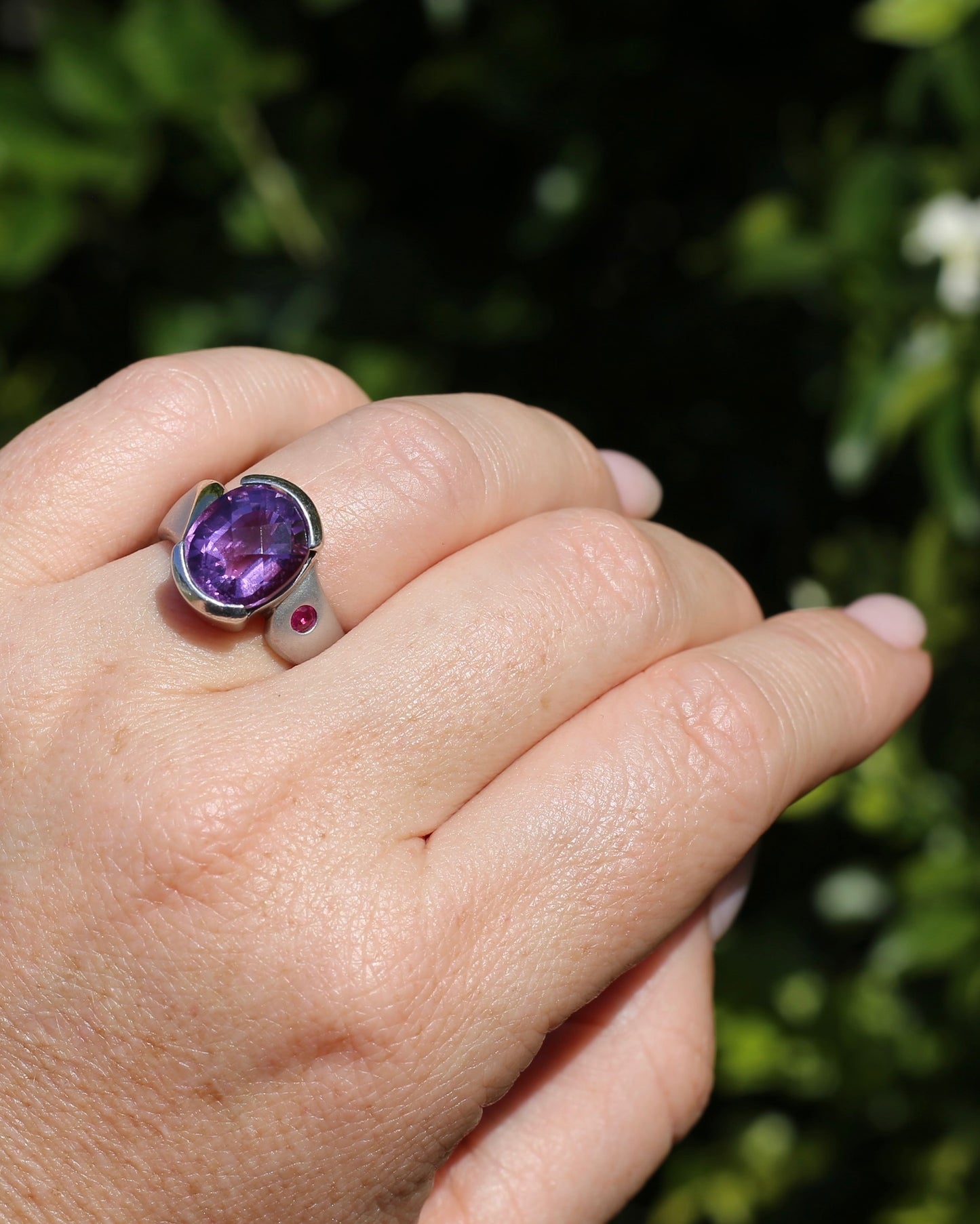 Harlequin Cut Oval Amethyst and Ruby Ring with Brushed Finish and Gold Plating Detail, 9.1g, size P1/2 or 8
