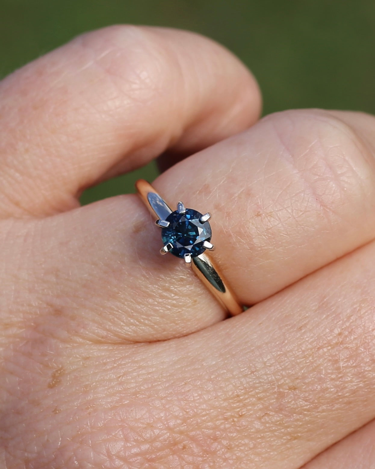 0.8ct Natural Teal Blue Sapphire in 14ct 6 Claw White Gold Setting on 14ct Yellow Gold Band, size N1/2 or just under 7, 2.51g