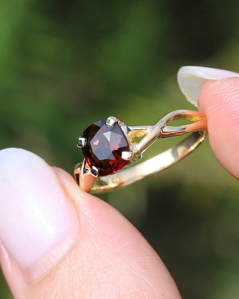 1.35ct Cushion Cut Deep Red Natural Spinel, 18ct Yellow Gold, size M1/2 or just under 6.5, 3.75g