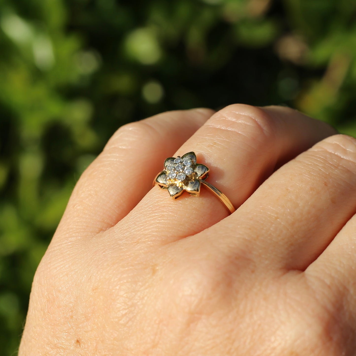 18ct Gold Flower with Diamond Stamens, 18ct Yellow Gold, size O or just over 7