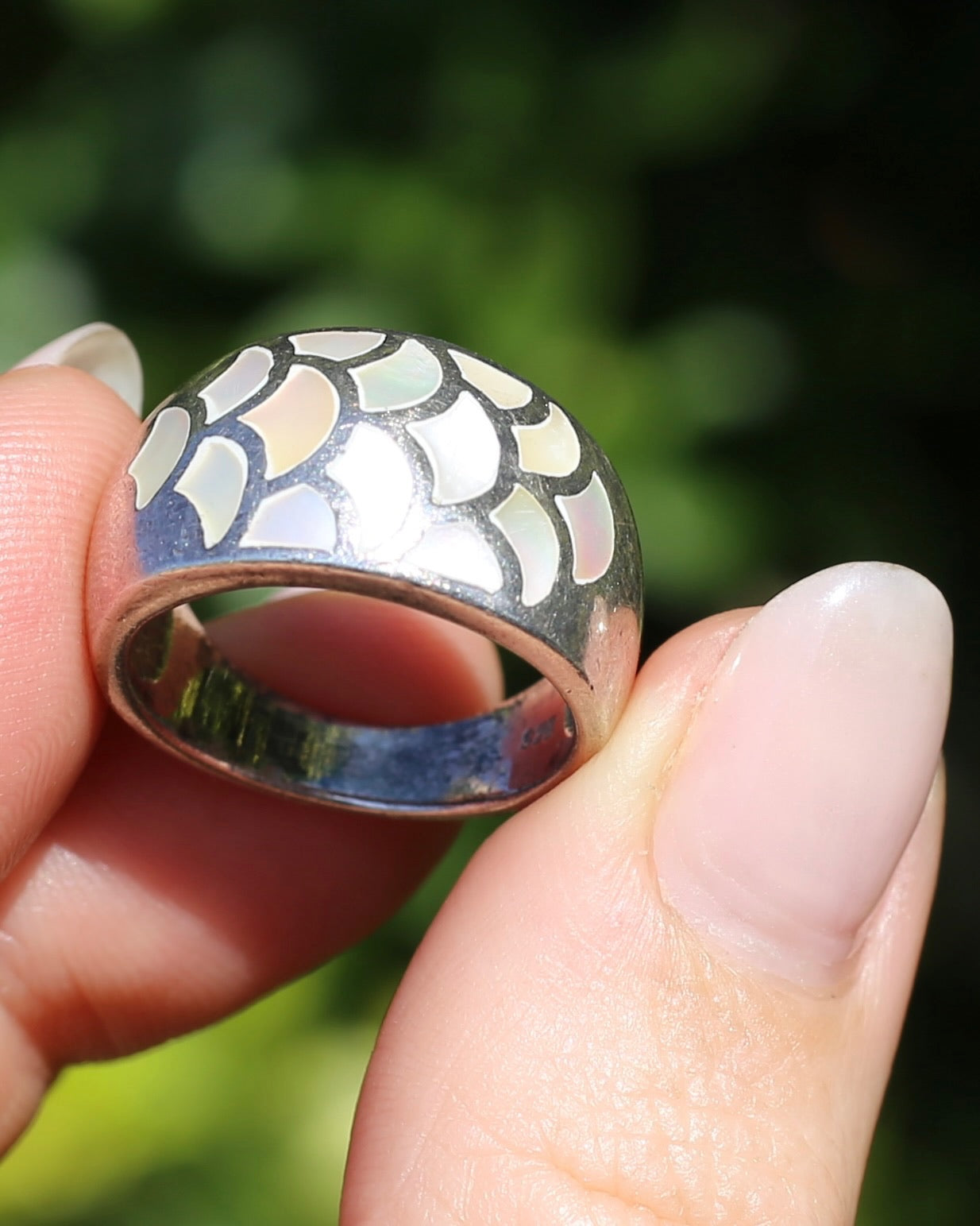 Mother of Pearl Inlaid Mermaid Scale Silver Ring, 8.8g, size P1/2 or 7.75