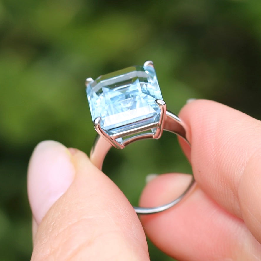 Stunning 15.41ct Emerald Cut Blue Topaz in 14ct White Gold Ring, size L or 5.5