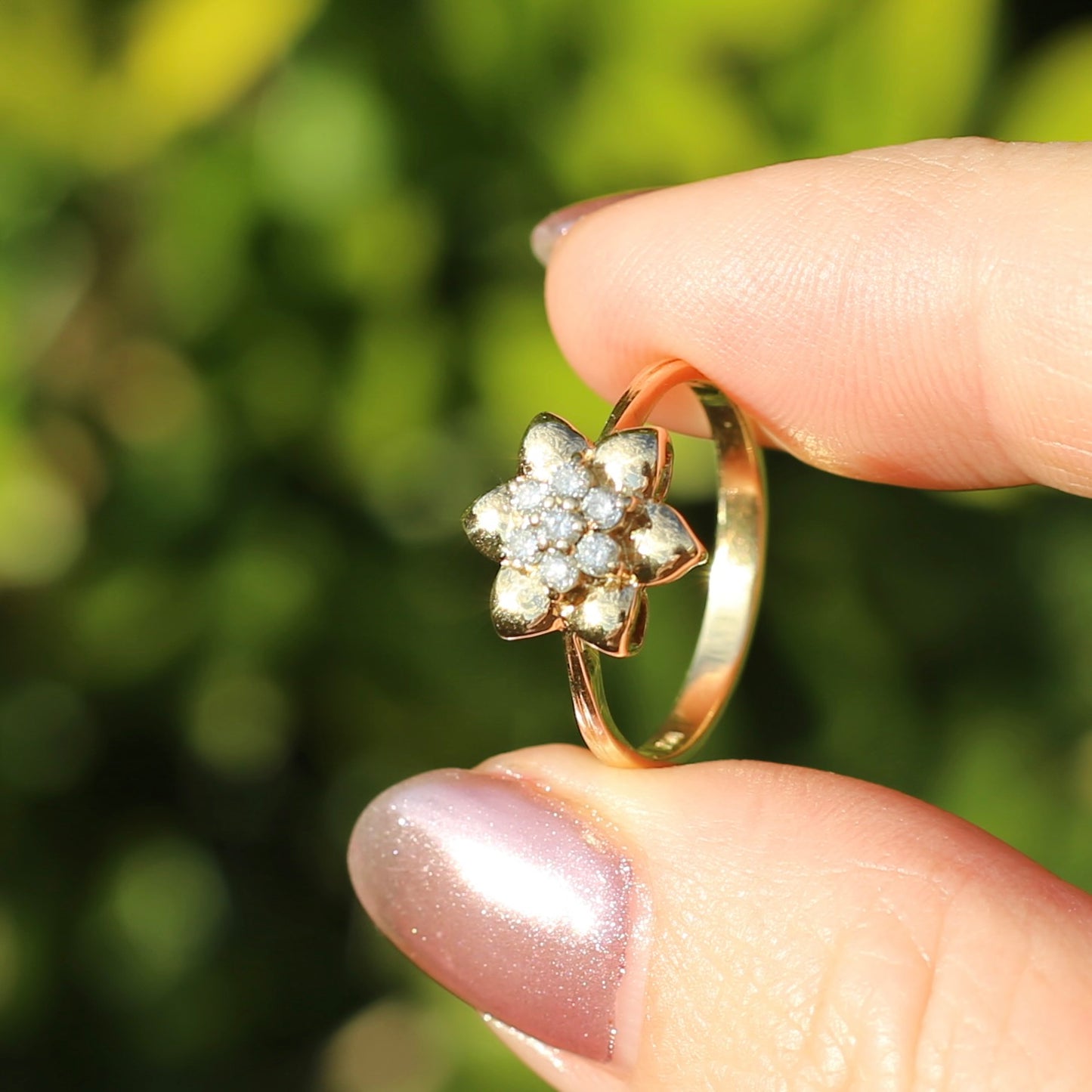 18ct Gold Flower with Diamond Stamens, 18ct Yellow Gold, size O or just over 7