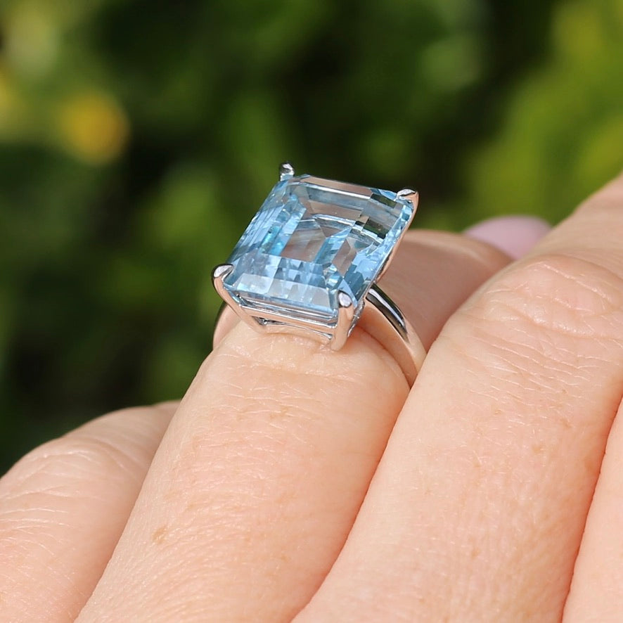 Stunning 15.41ct Emerald Cut Blue Topaz in 14ct White Gold Ring, size L or 5.5