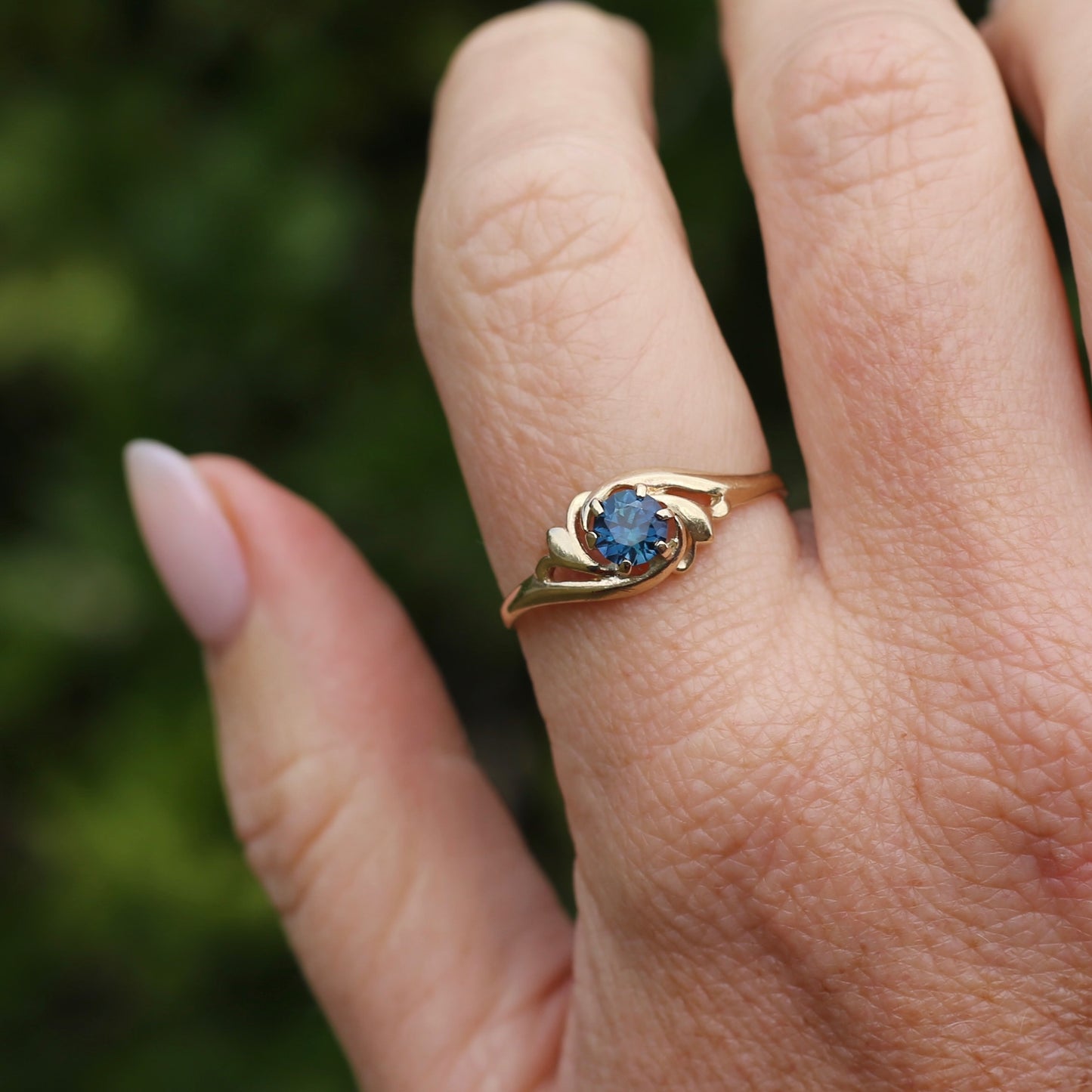 Peacock Parti Sapphire Ring, 9ct Yellow Gold, size 10 or U