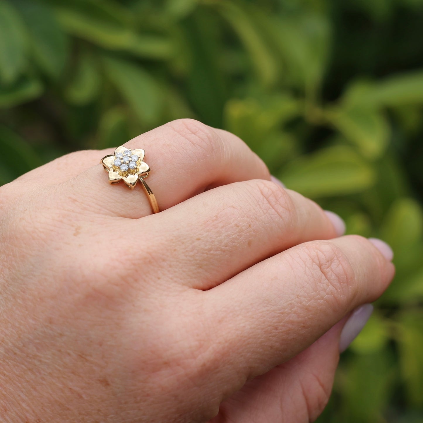 18ct Gold Flower with Diamond Stamens, 18ct Yellow Gold, size O or just over 7