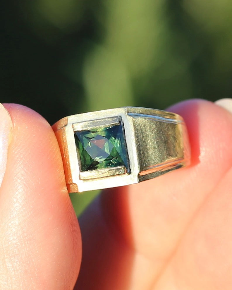 Circa 1950s 2.05ct Natural Unheated Parti Sapphire Signet Ring, 18ct Yellow Gold, size T1/2 or just under 10, 6.59g