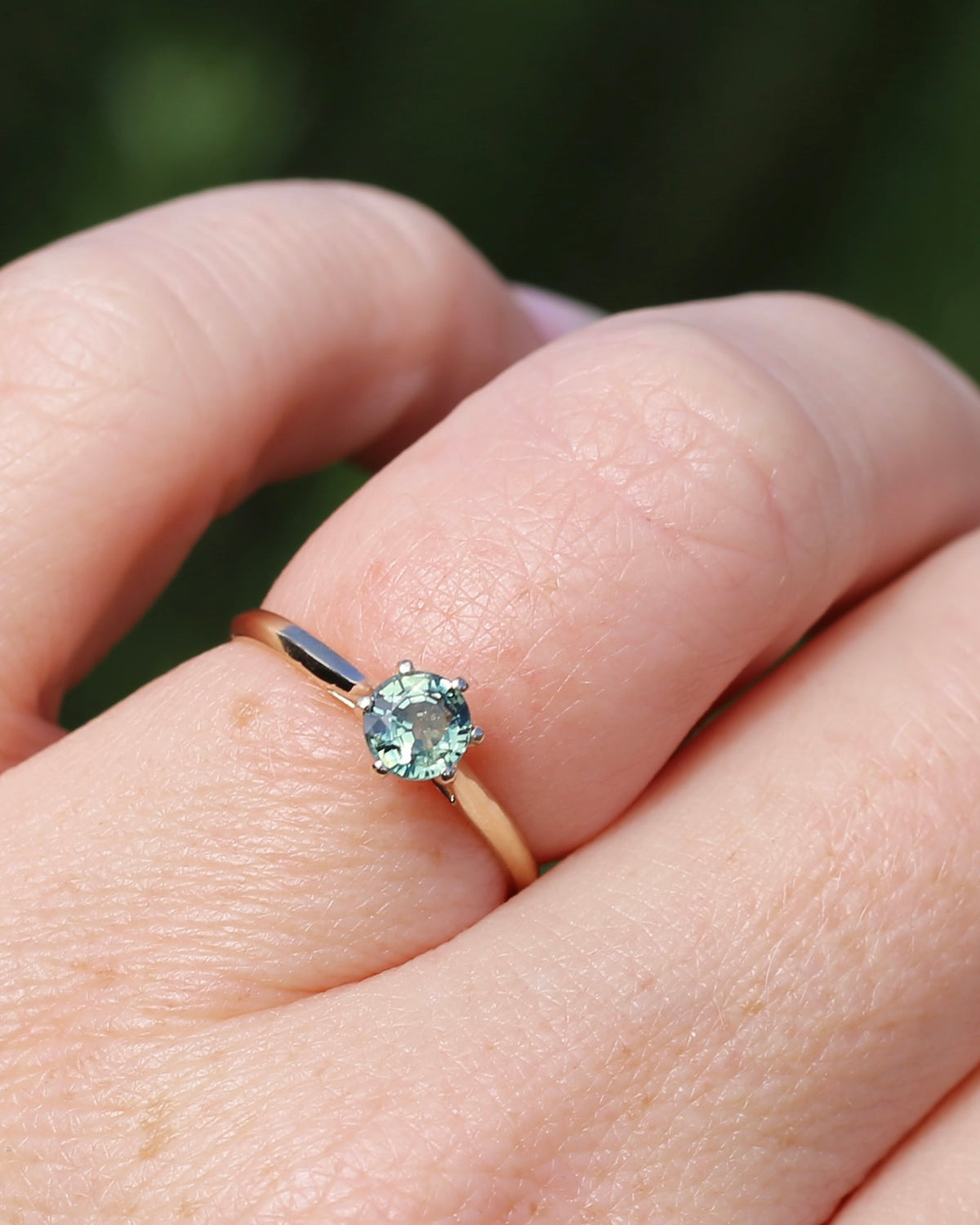 0.75ct Seafoam Parti Sapphire Solitaire, 9ct Yellow Gold, size M1/2 or just over 6.25, 1.24g