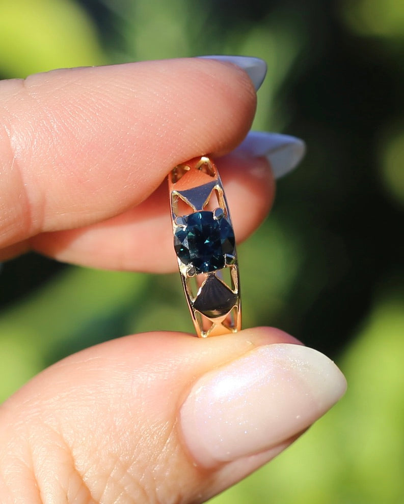 1ct Natural Teal Australian Sapphire in Hand Carved 14ct Rosey Gold Ring, size M or 6.25, 3.14g