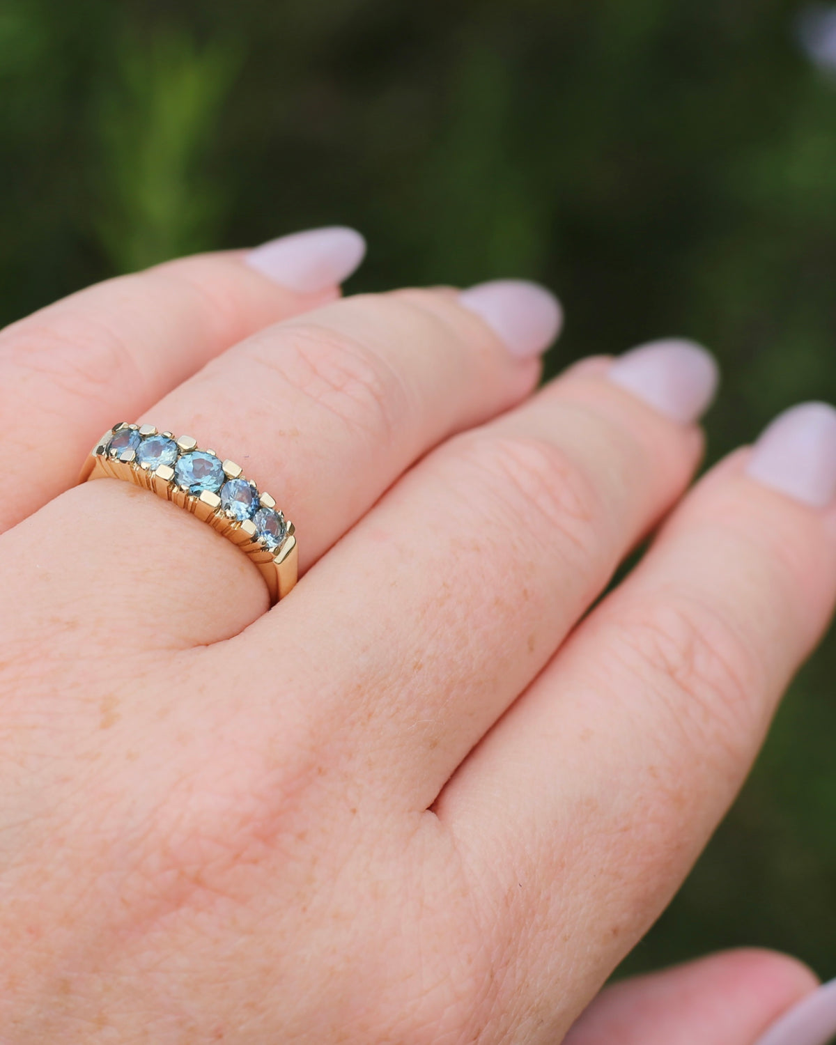 1.15ct Blue and Yellow Parti Sapphire Five Stone Ring in Angular Settings, 9ct Yellow Gold, size O or 7.25, 2.78g