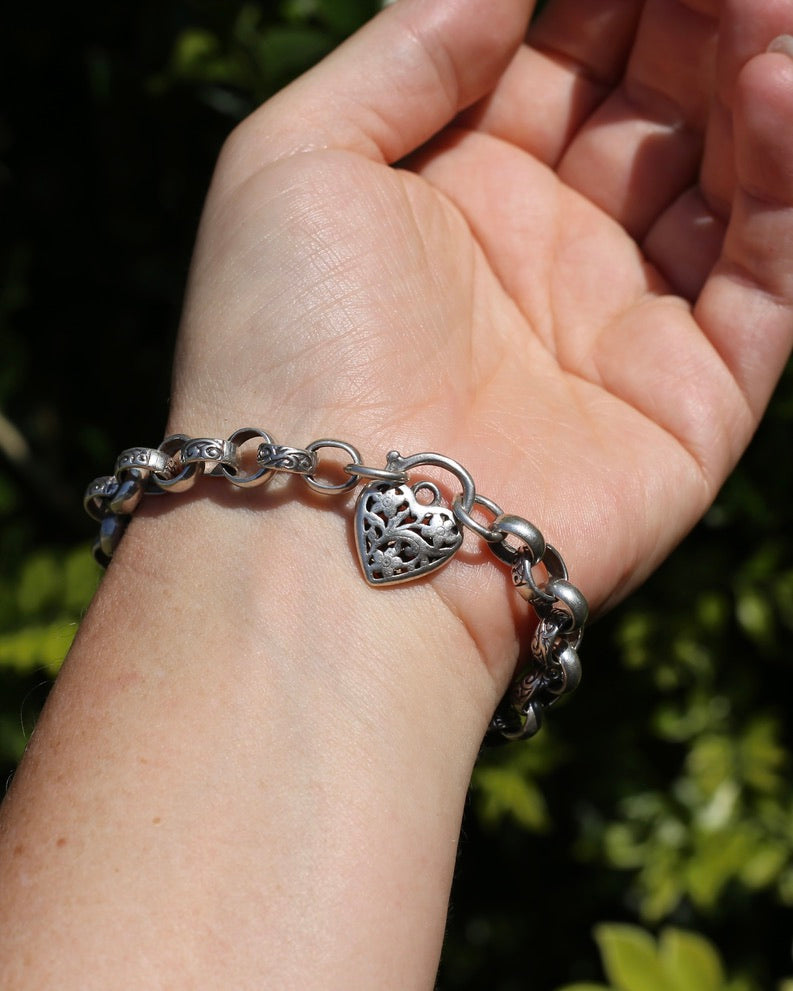 Alternating Plain and Patterened Belcher Bracelet with Filigree Heart Padlock, 19.2g