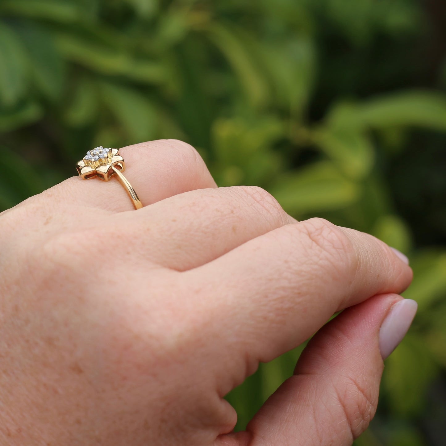 18ct Gold Flower with Diamond Stamens, 18ct Yellow Gold, size O or just over 7