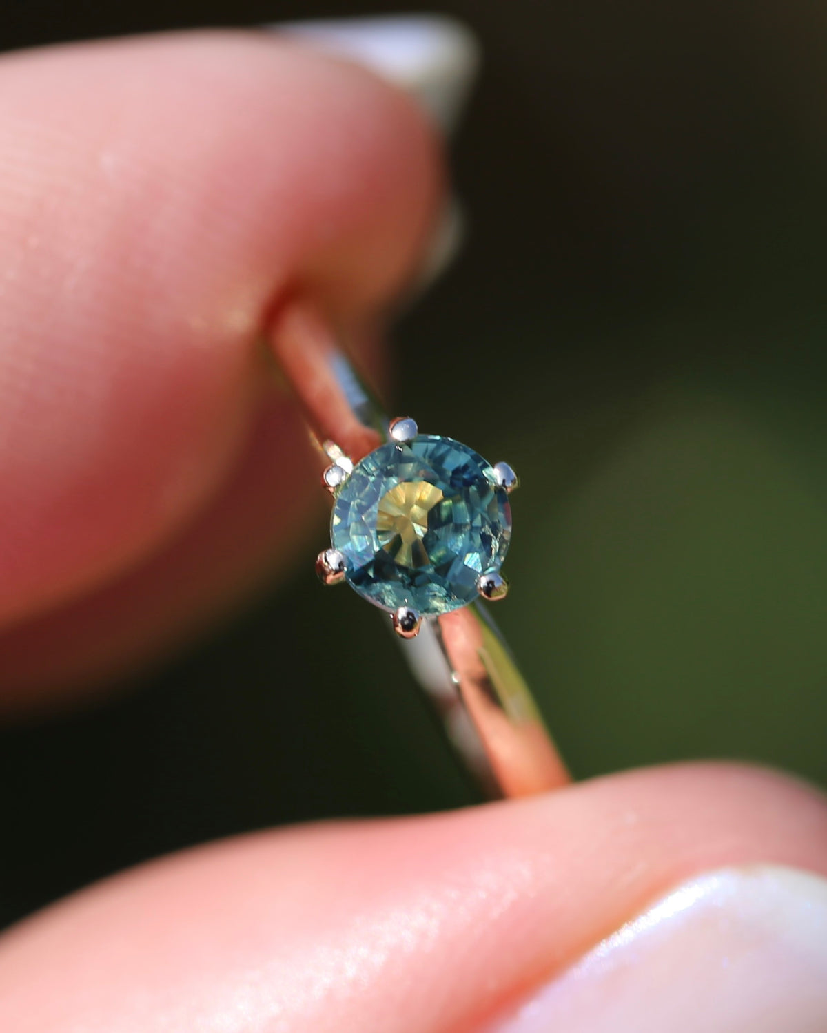 0.75ct Seafoam Parti Sapphire Solitaire, 9ct Yellow Gold, size M1/2 or just over 6.25, 1.24g