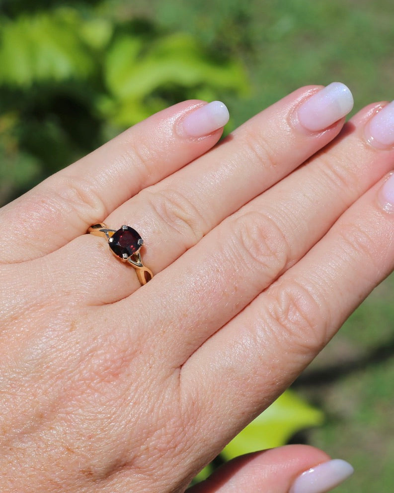 1.35ct Cushion Cut Deep Red Natural Spinel, 18ct Yellow Gold, size M1/2 or just under 6.5, 3.75g