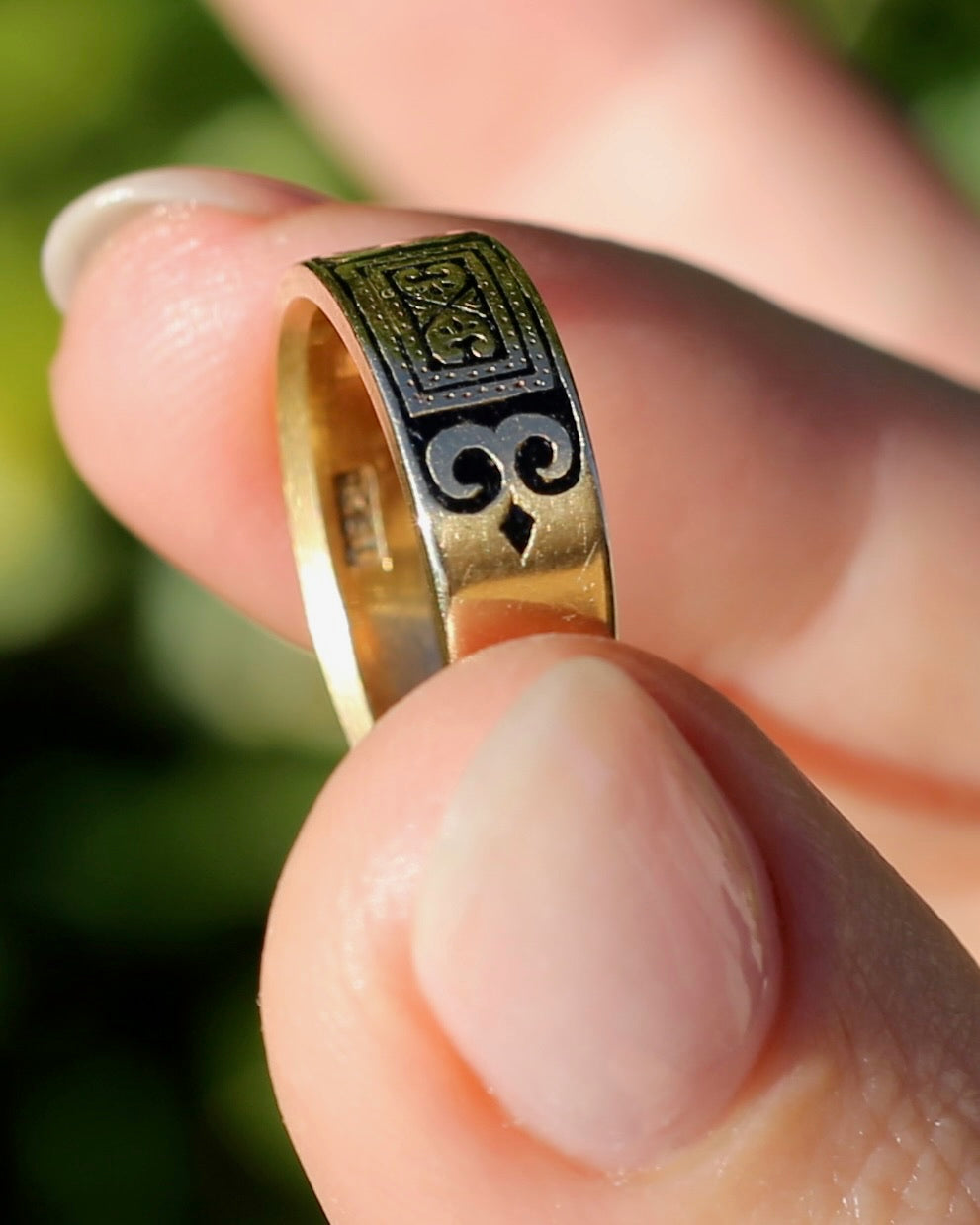 Antique Early Australian J. M. Wendt Enamel Set Band, 18ct Yellow Gold, size N or just over 6.5 (fits more like an M-M1/2 due to width)