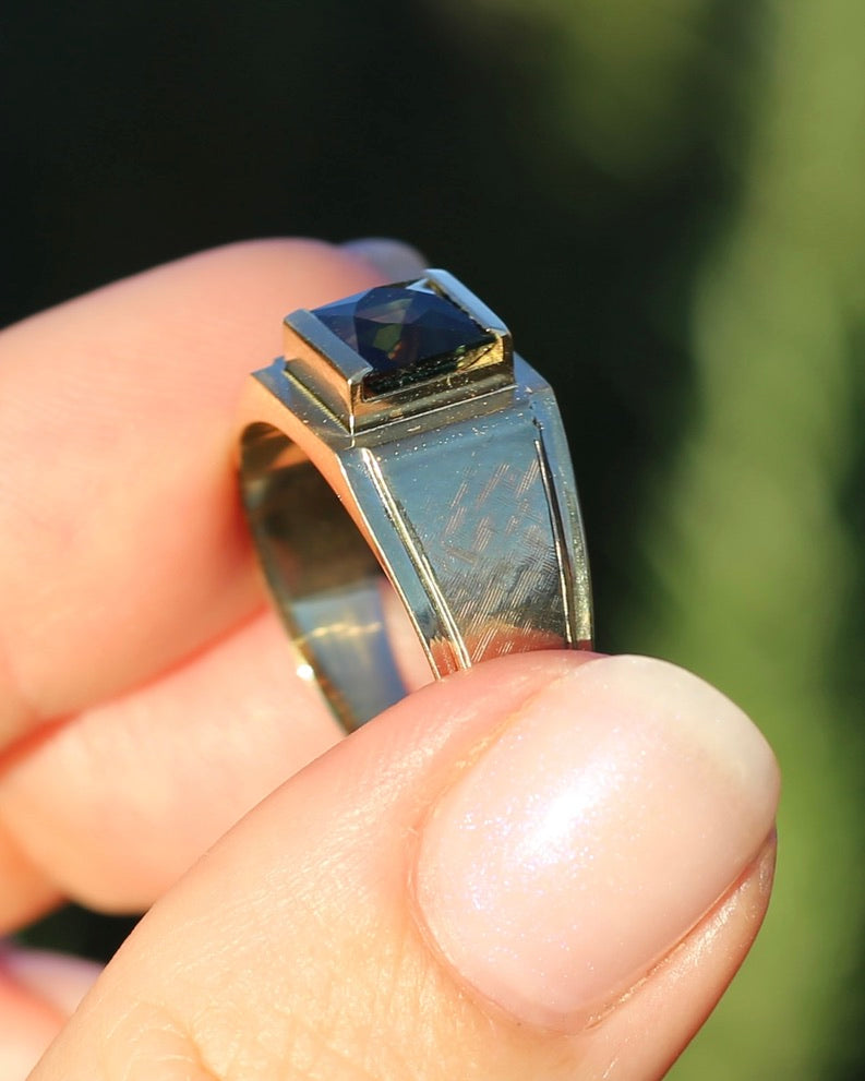 Circa 1950s 2.05ct Natural Unheated Parti Sapphire Signet Ring, 18ct Yellow Gold, size T1/2 or just under 10, 6.59g