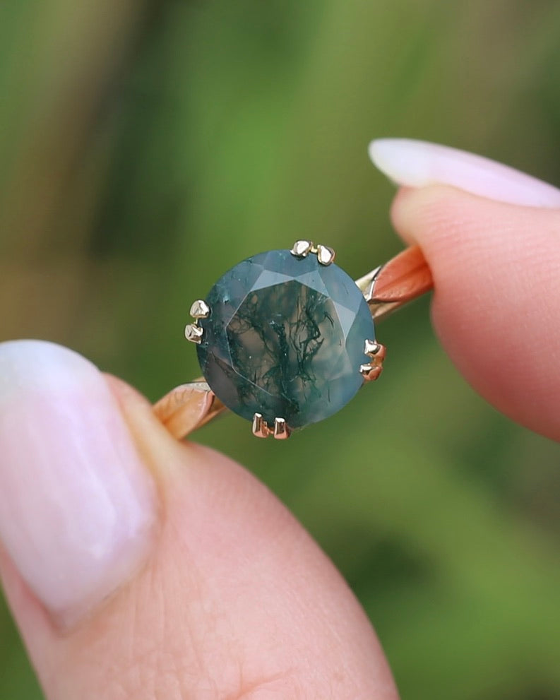 3ct Round Moss Agate Double Claw Set Ring, 9ct Yellow Gold, size N or 6.75, 4.11g