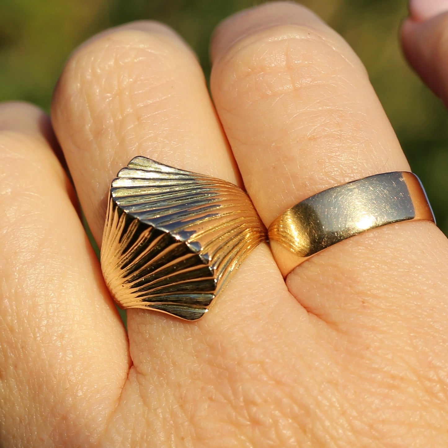 Mid Century Modernist 14ct Gold Sculptured Shell or Fan Ring, size R or 8.5 (maybe fits a bit bigger)