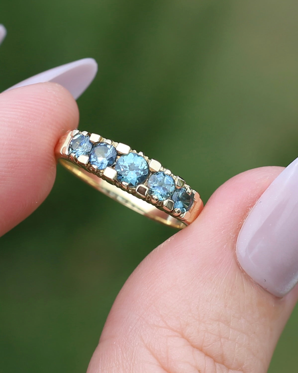 1.15ct Blue and Yellow Parti Sapphire Five Stone Ring in Angular Settings, 9ct Yellow Gold, size O or 7.25, 2.78g