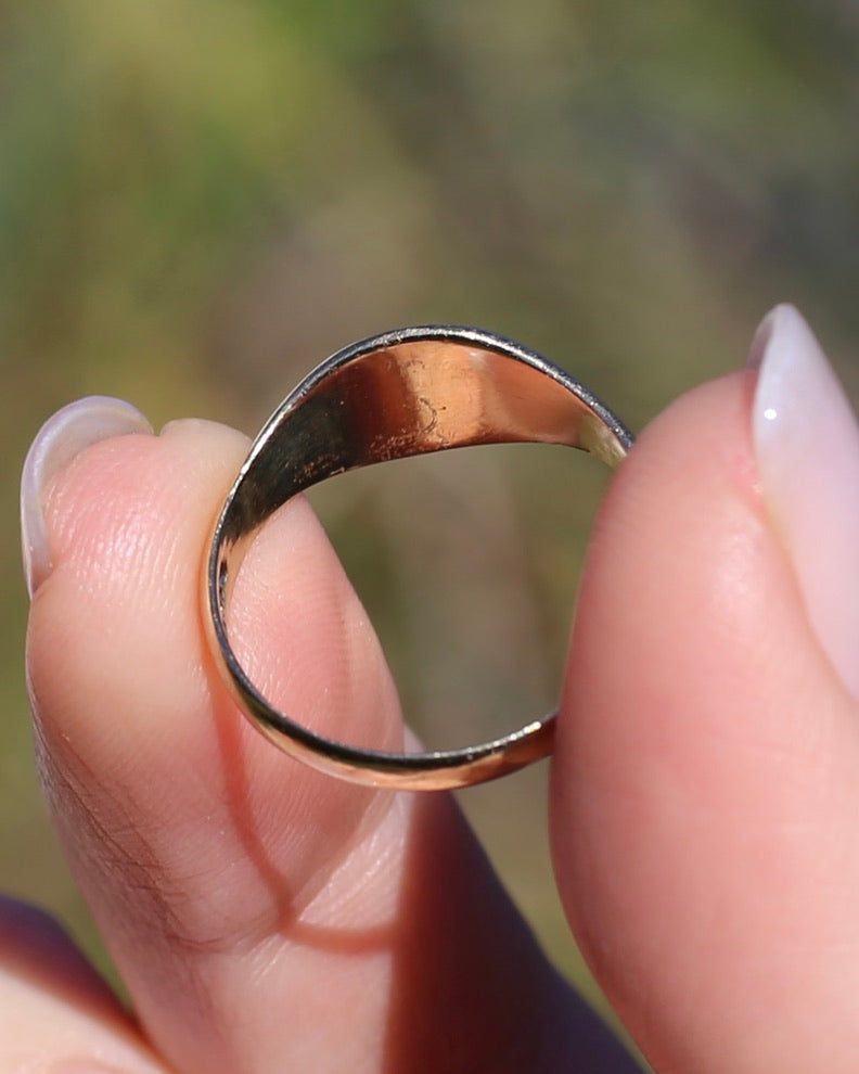 1984 Made Hand Carved Welsh Feather Signet Ring, 9ct Yellow Gold, size Q or just over 8, 2.45g