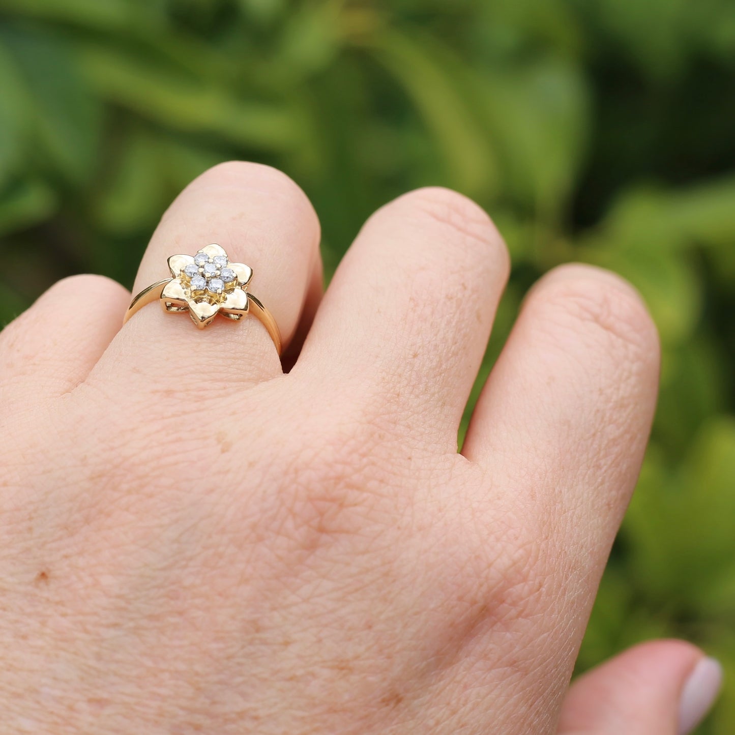 18ct Gold Flower with Diamond Stamens, 18ct Yellow Gold, size O or just over 7