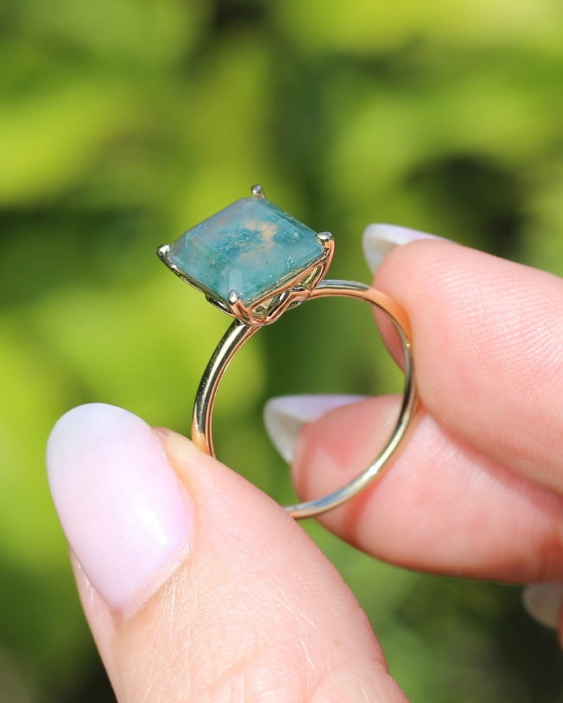 3.7ct Emerald Cut Moss Agate Ring, 9ct Yellow Gold, size Q1/2 or 8.25, 3.0g