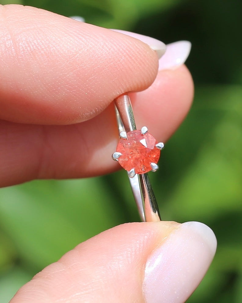 0.9ct Peach Spinel in 6 Claw Solitaire Ring, Sterling Silver, size Q1/2 or 8.25, 1.94g