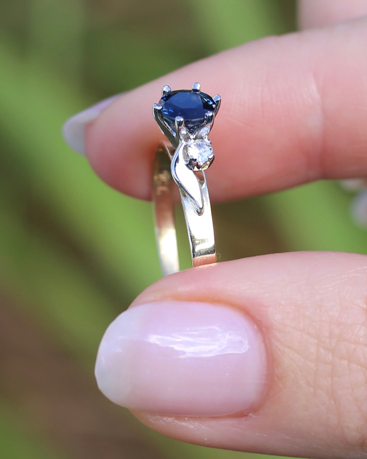 1ct Dark Blue Natural Sapphire with White Side Stones, 9ct Yellow and White Gold, size 9 or S, 2.23g