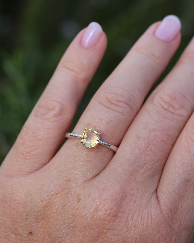 1.05ct Citrine Solitaire, Sterling Silver, size Q1/2 or just under 8.5, 2.0g