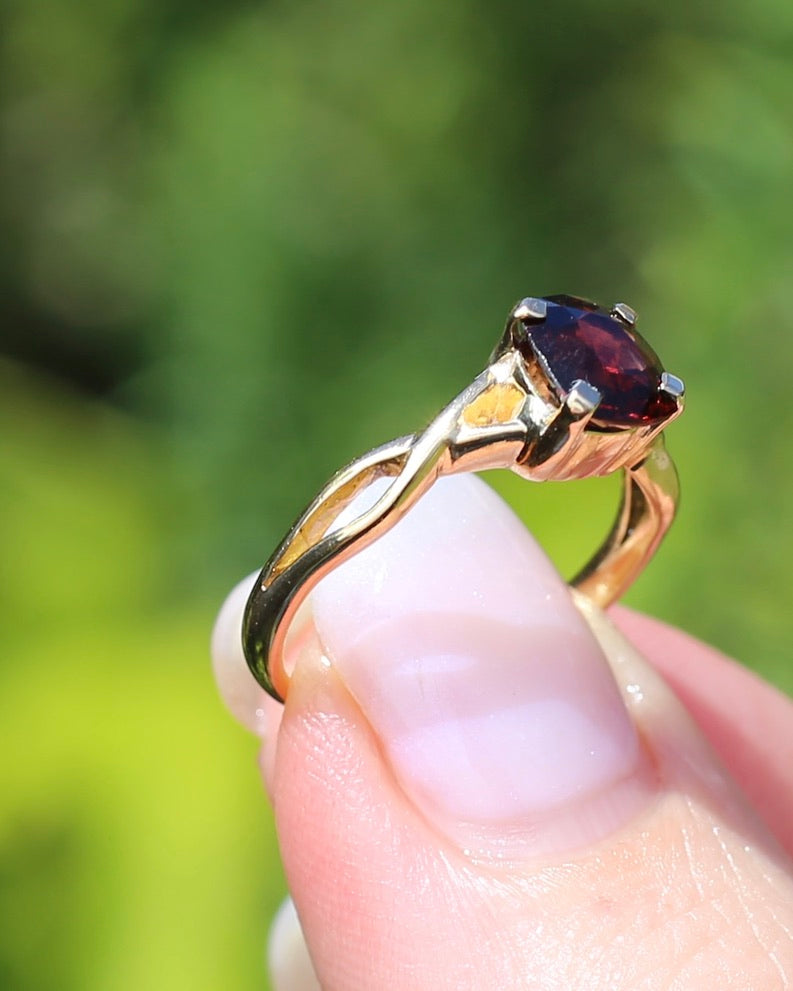 1.35ct Cushion Cut Deep Red Natural Spinel, 18ct Yellow Gold, size M1/2 or just under 6.5, 3.75g