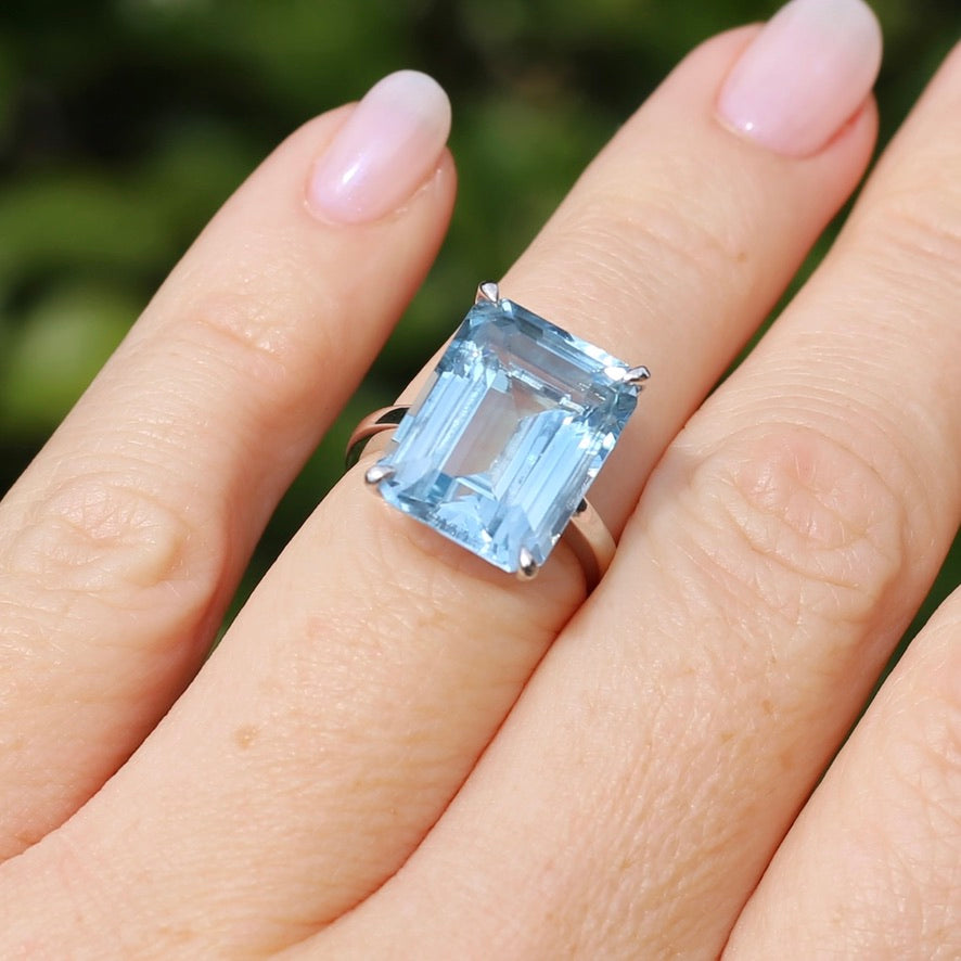 Stunning 15.41ct Emerald Cut Blue Topaz in 14ct White Gold Ring, size L or 5.5