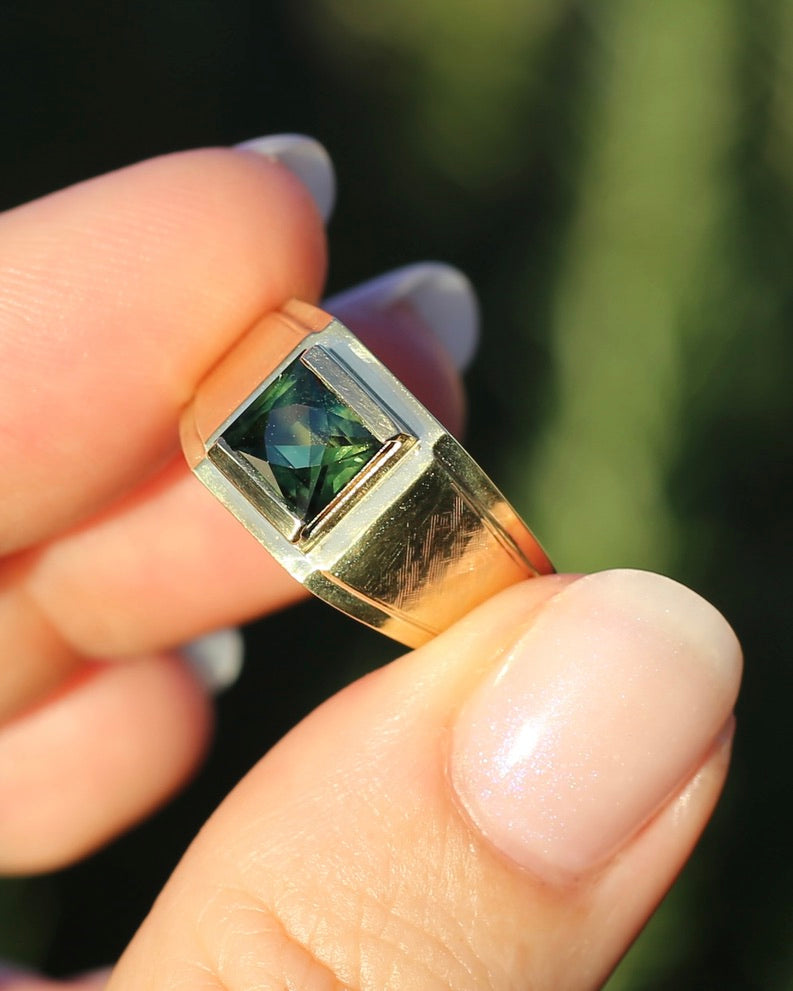 Circa 1950s 2.05ct Natural Unheated Parti Sapphire Signet Ring, 18ct Yellow Gold, size T1/2 or just under 10, 6.59g