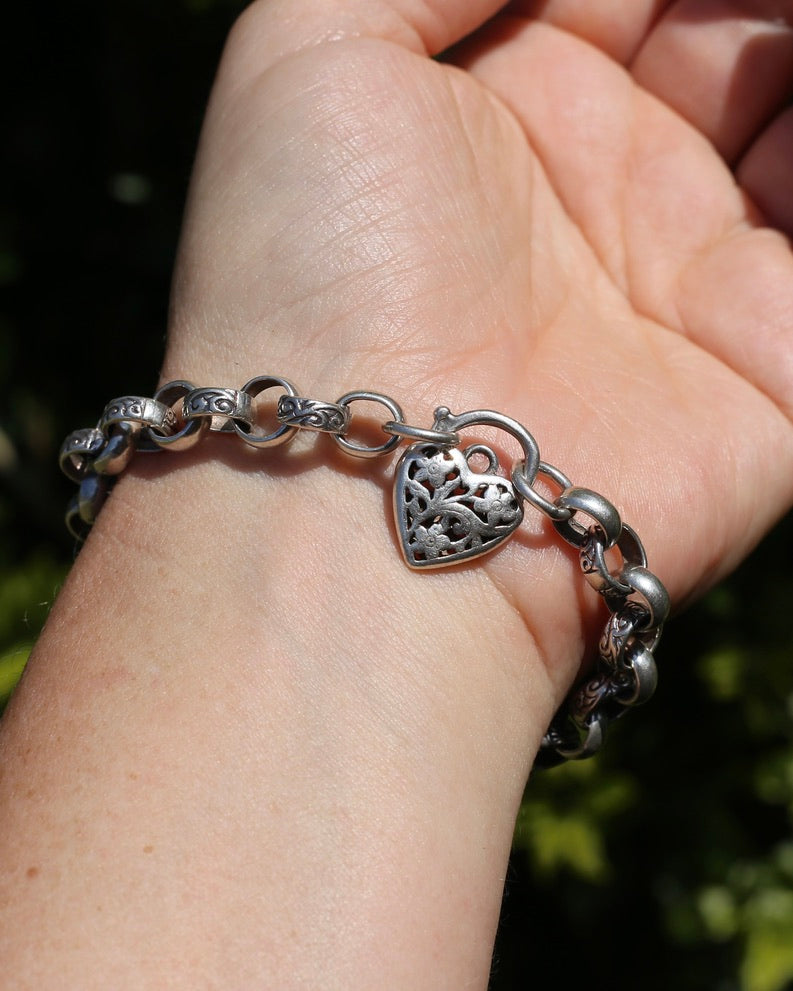 Alternating Plain and Patterened Belcher Bracelet with Filigree Heart Padlock, 19.2g