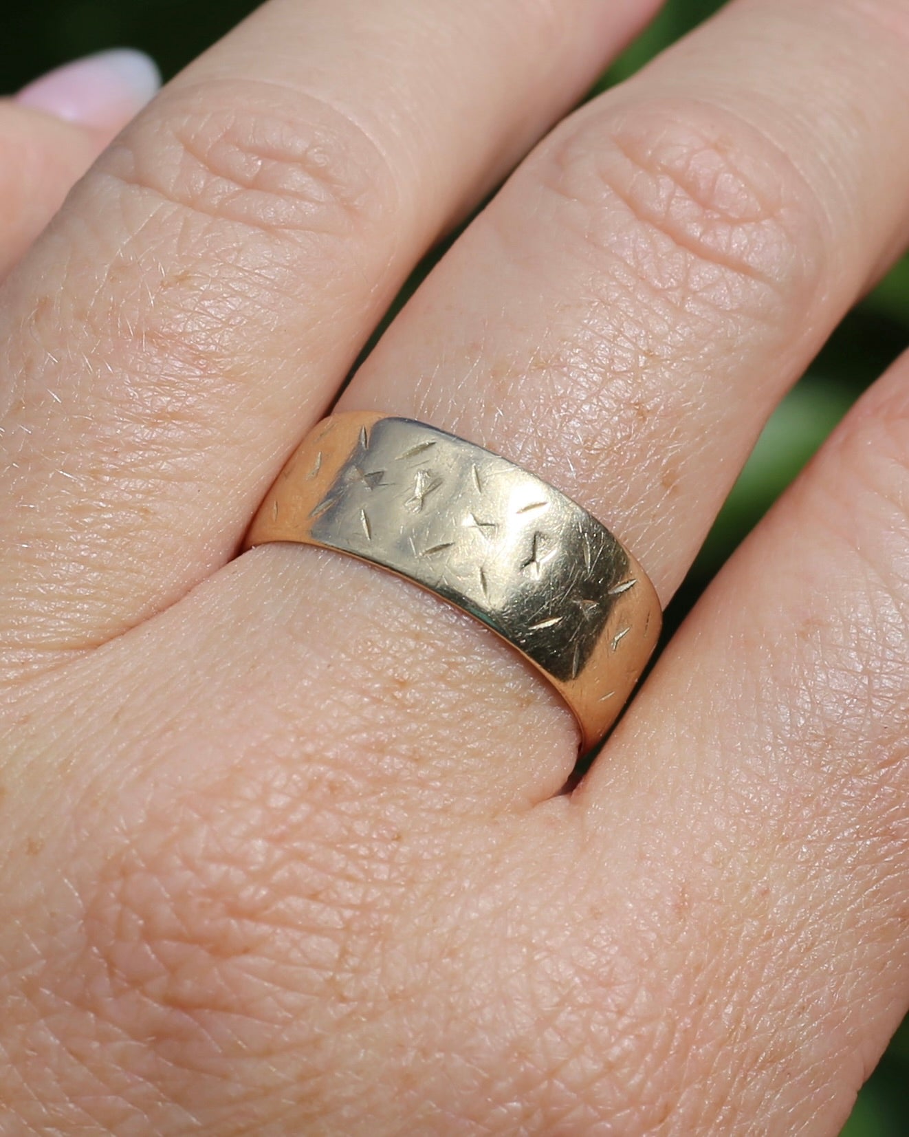 1977 London Made Wide Band with Diamond Cut Pattern, 9ct Yellow Gold, size W or 11 (fits more like a U-U1/2 due to width, 4.75g