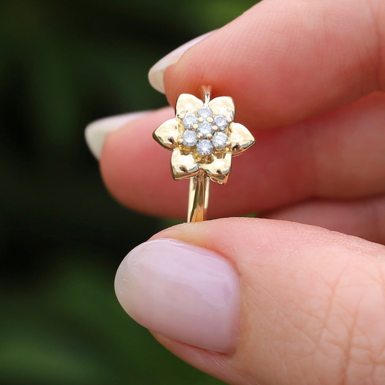 18ct Gold Flower with Diamond Stamens, 18ct Yellow Gold, size O or just over 7