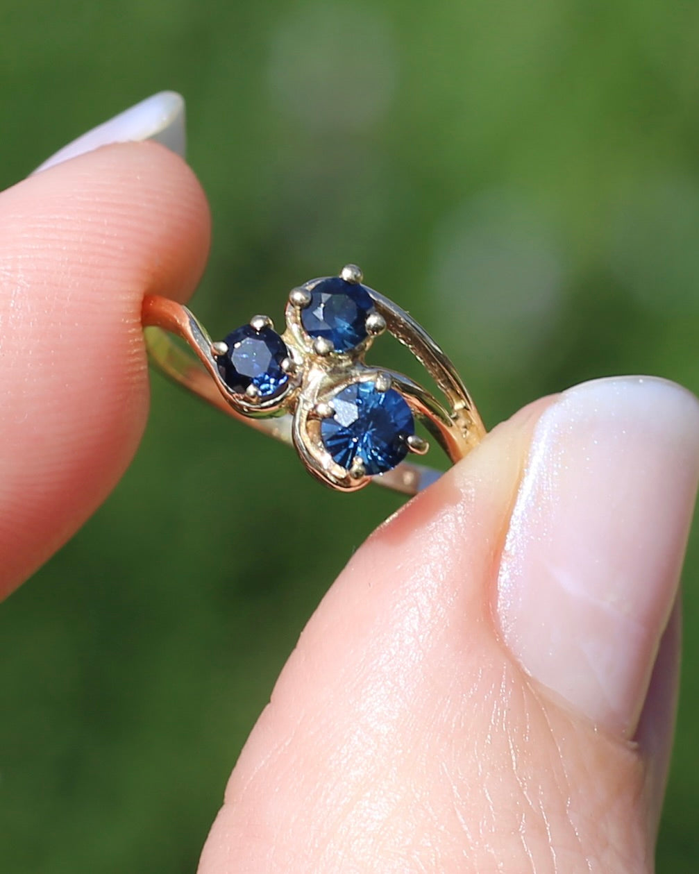 Asymetric Trilogy Blue Sapphire Ring, 9ct Yellow Gold, size K or 5.5, 2.1g