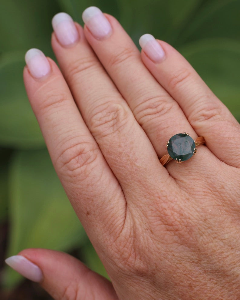 3ct Round Moss Agate Double Claw Set Ring, 9ct Yellow Gold, size N or 6.75, 4.11g