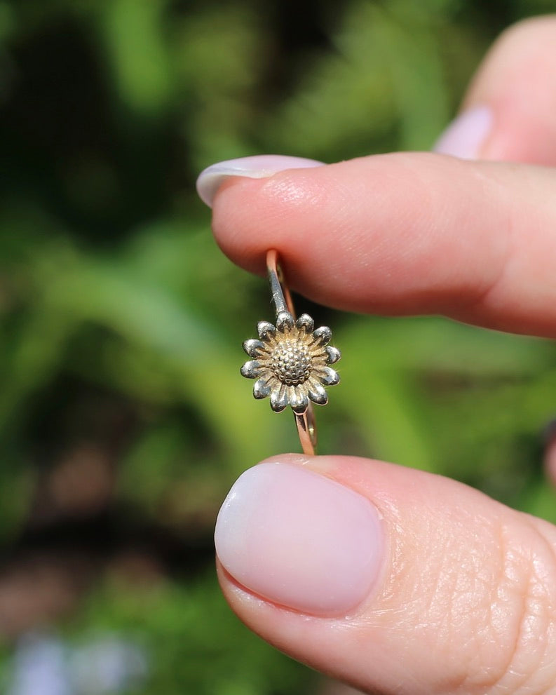 Dainty Sunflower Ring in 9ct Yellow Gold, size N1/2 or 7, 1.04g