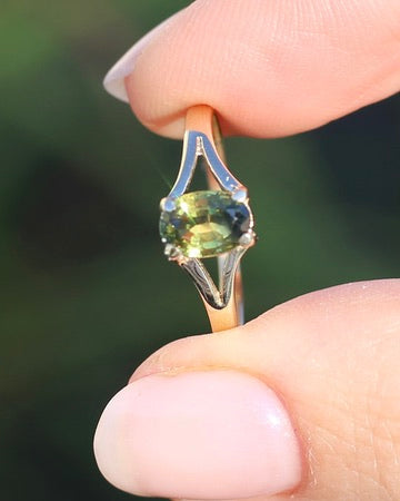 1.15ct Oval Parti Sapphire Split Shoulder Solitarie Ring, 9ct Yellow Gold, size O1/2 or 7.5, 1.59g