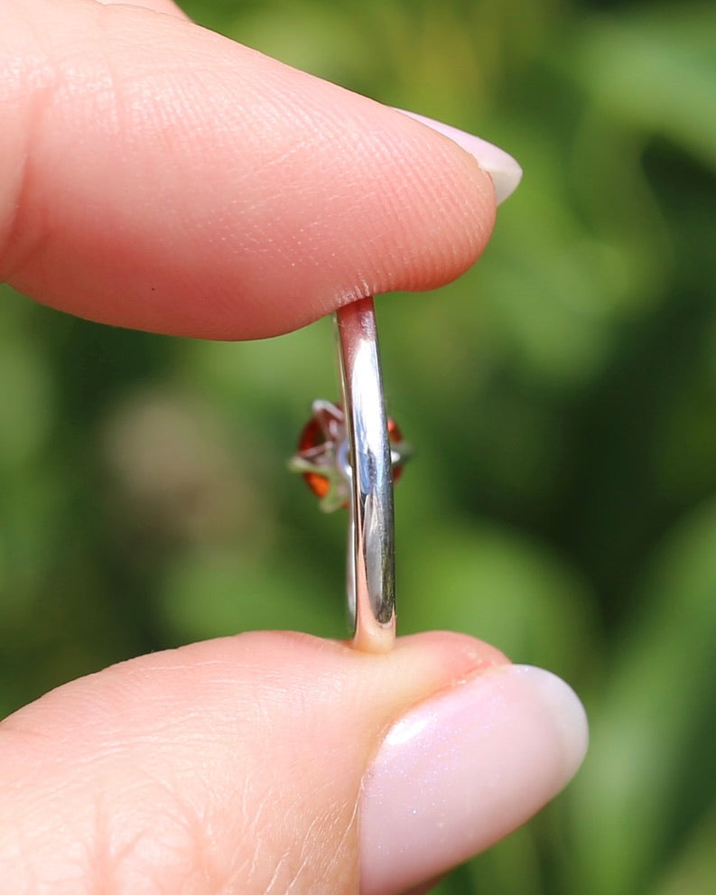 0.85ct Natural Orange Sapphire in 6 Claw Solitaire Ring, Sterling Silver, size N or 6.75, 1.87g