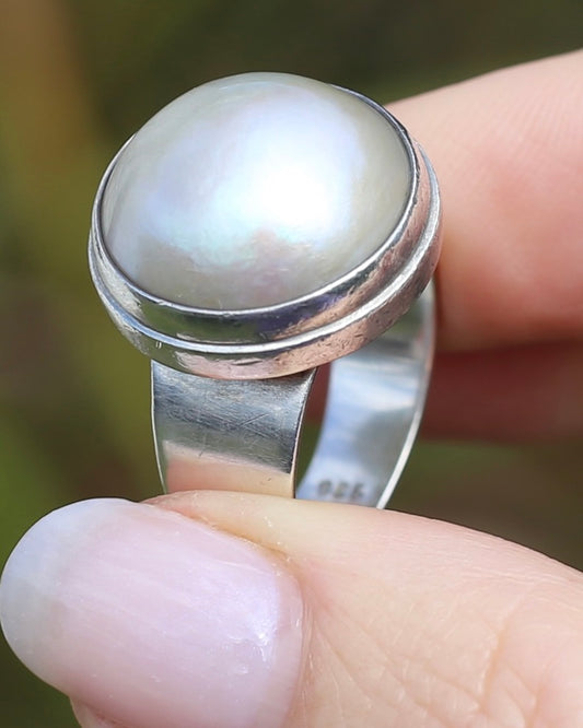 Vintage Mabe Pearl Bezel Set Silver Ring, size S1/2 or 9.5 - fits more like R1/2 or just under 9, 8.8g