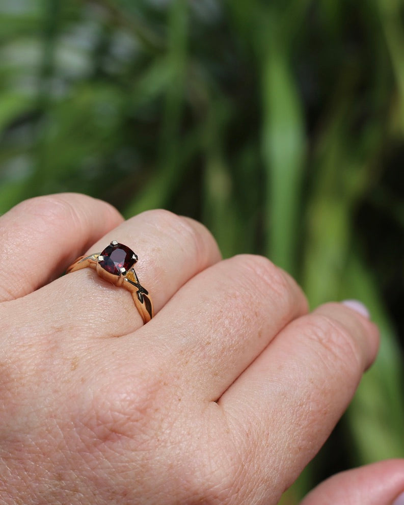 1.35ct Cushion Cut Deep Red Natural Spinel, 18ct Yellow Gold, size M1/2 or just under 6.5, 3.75g