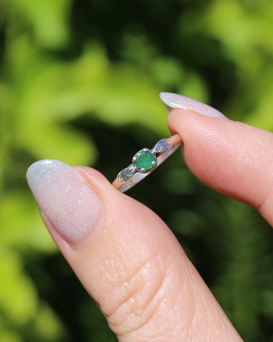 Vintage Natural Emerald Ring with Leaf Shoulder Details, Sterling Silver, size K or 5.25, 1.0g