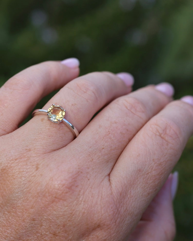 1.05ct Citrine Solitaire, Sterling Silver, size Q1/2 or just under 8.5, 2.0g
