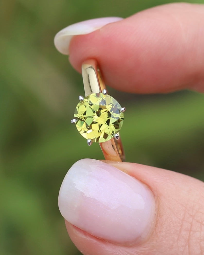 Breathtaking 2.59ct Natural Greenish Yellow Sapphire in Vintage 6 claw Mixed Metal 14ct Gold, 14ct White and Yellow Gold, size O or just over 7, 3.61g, with valuation